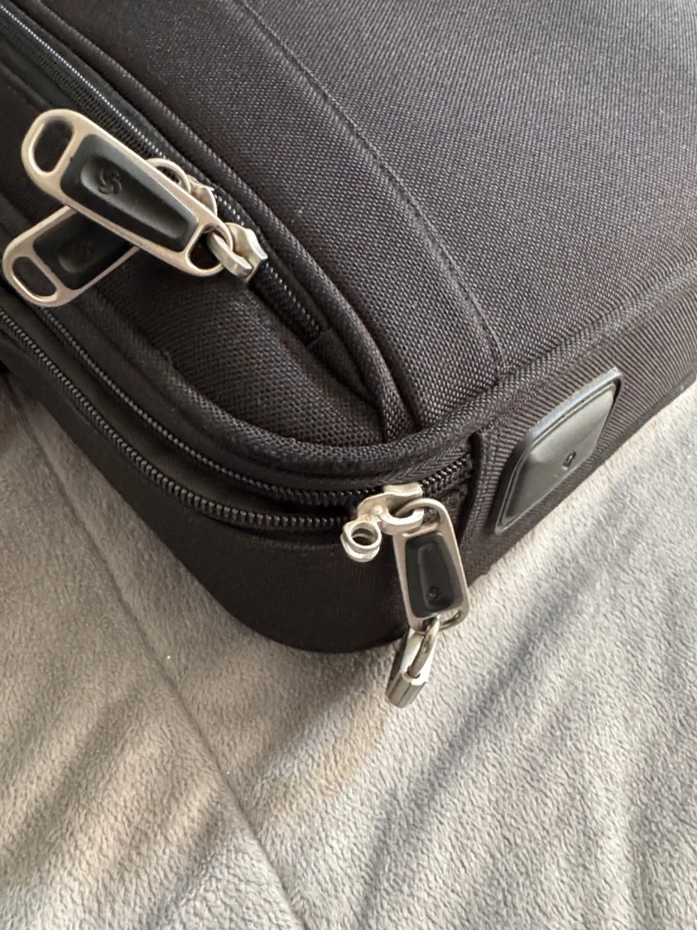 Samsonite men’s black 15” travel Laptop Shoulder Bag with Adjustable Strap